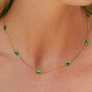 18k EMERALD STONE NECKLACE